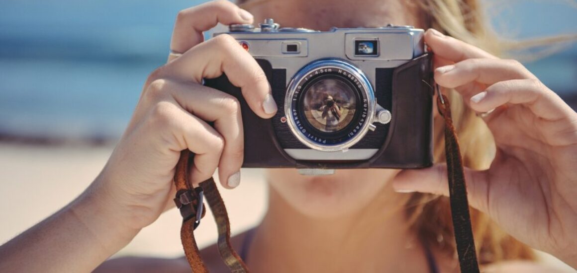 Jakie akcesoria fotograficzne są niezbędne w fotografii modowej?