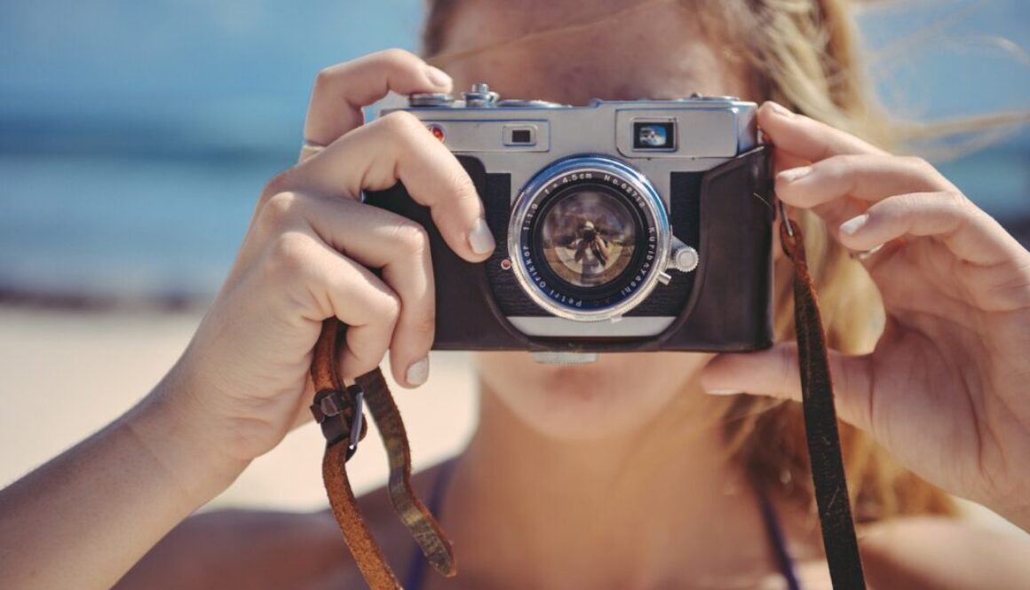 Jakie akcesoria fotograficzne są niezbędne w fotografii modowej?
