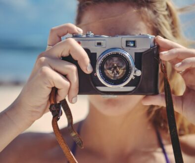 Jakie akcesoria fotograficzne są niezbędne w fotografii modowej?
