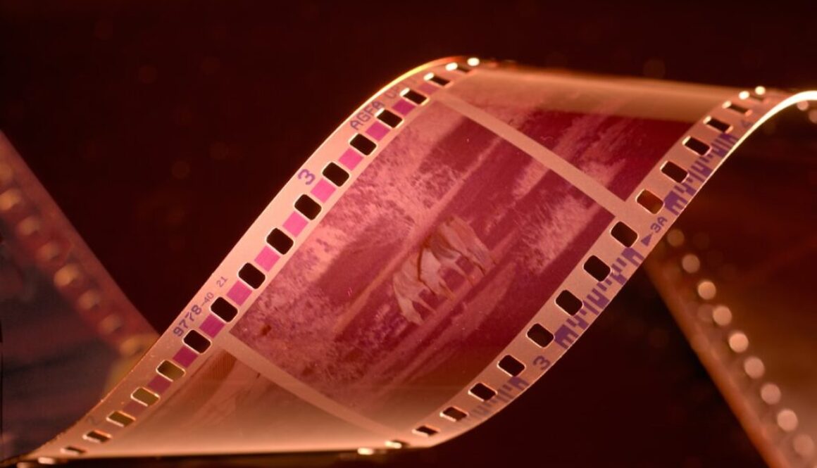 Jak nadać zdjęciom klimat filmowy? Poradnik korekcji barwnej