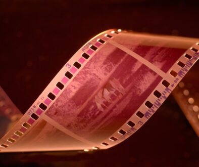 Jak nadać zdjęciom klimat filmowy? Poradnik korekcji barwnej