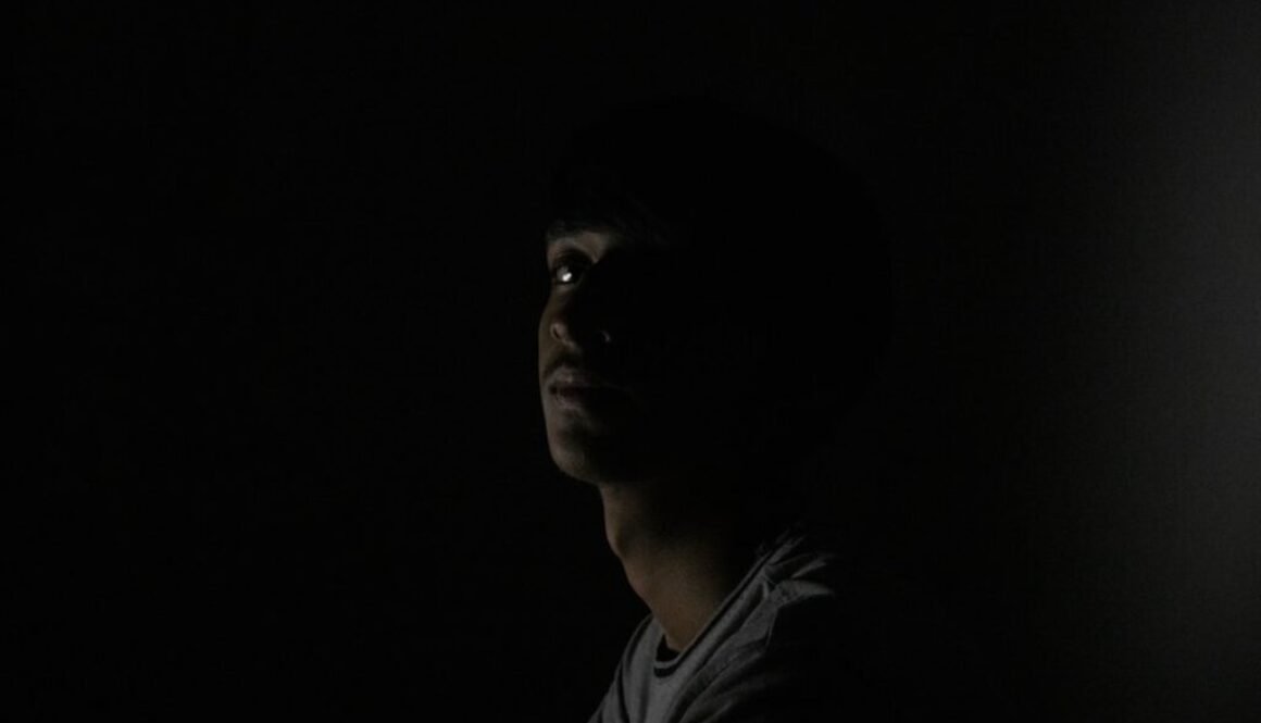 Odkryj kreatywne oświetlenie na sesji zdjęciowej - zabawa światłem i cieniem