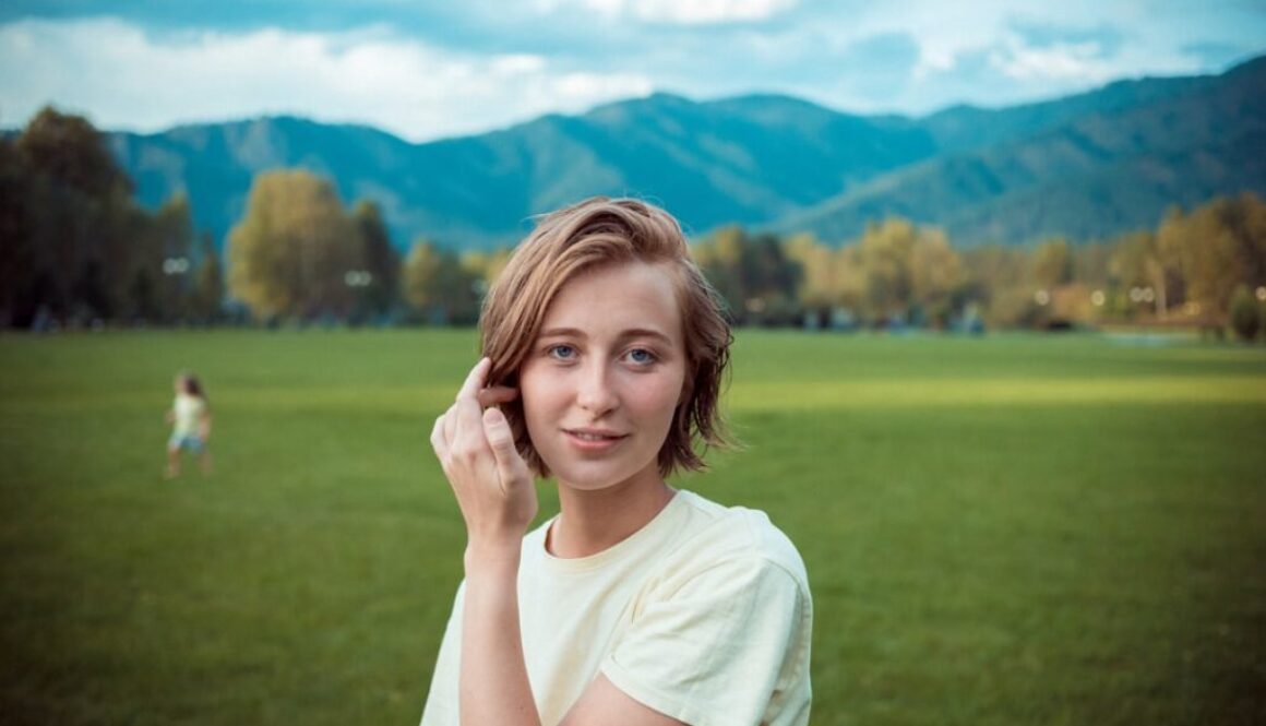 Lampa błyskowa do zdjęć w plenerze - jak jej używać poza studio